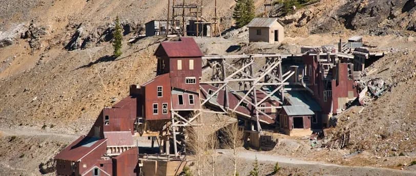 an old building in the middle of a mountain